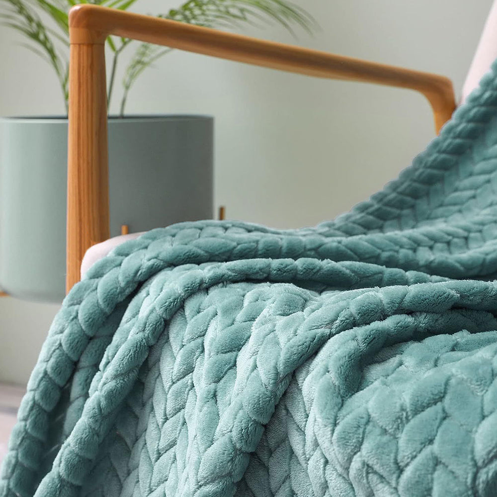 COMFEYA Soft Jacquard Leaves Pattern Flannel Fleece Throw Blanket