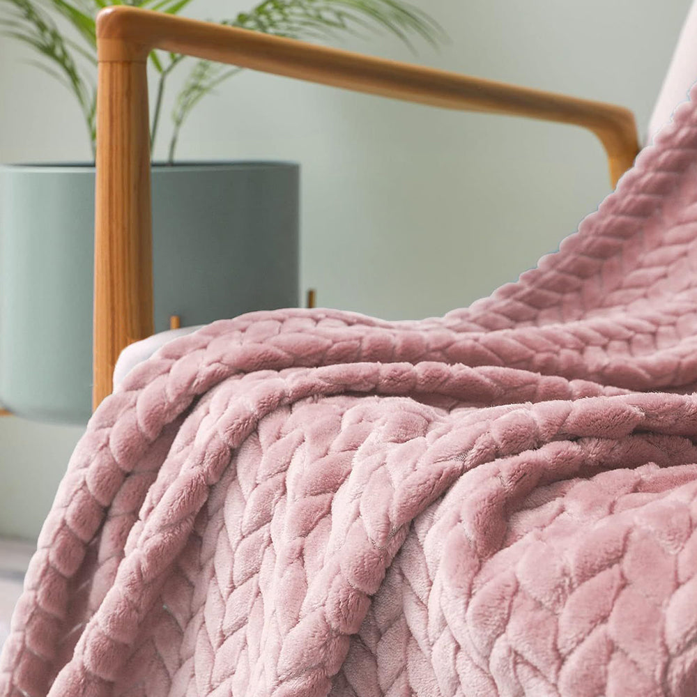 COMFEYA Soft Jacquard Leaves Pattern Flannel Fleece Throw Blanket